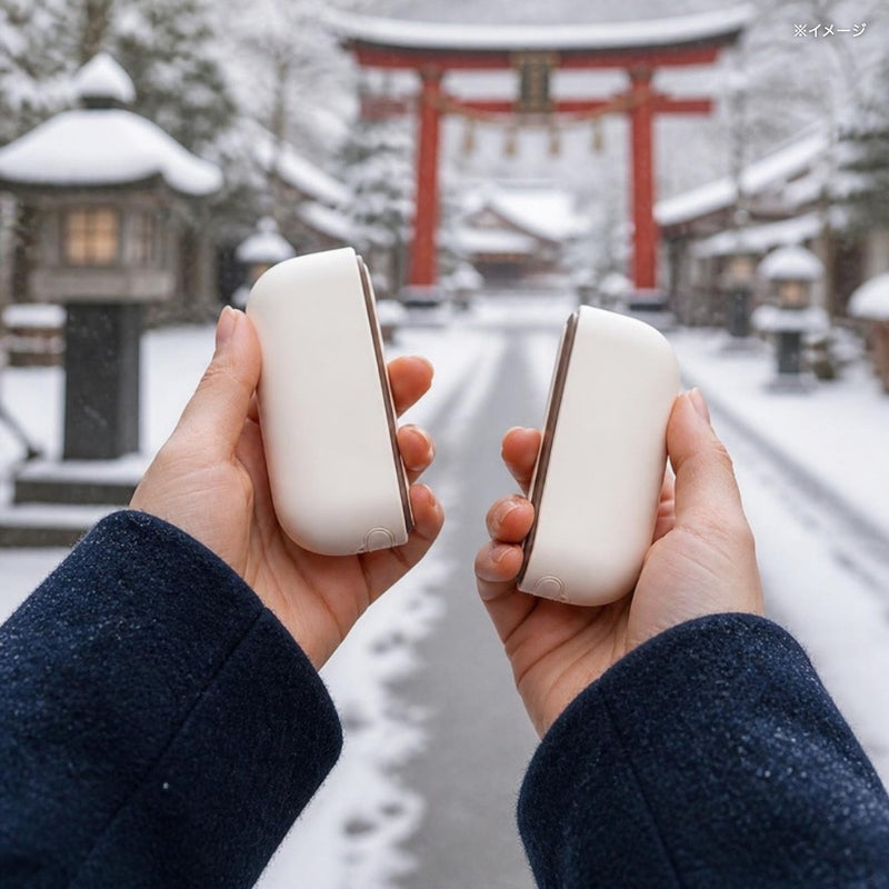 冬の旅行で両手に（イメージ）